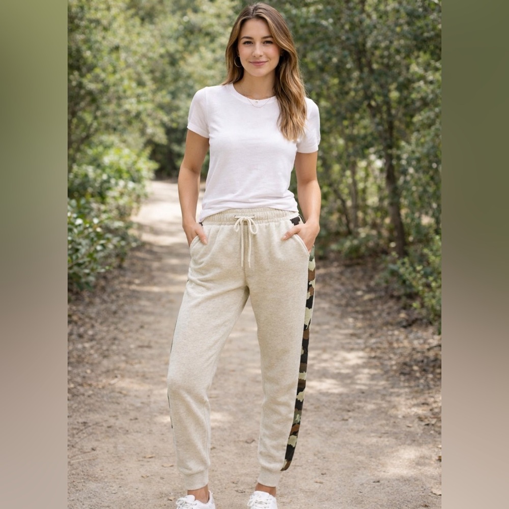 Vintage Havana Joggers  with pockets, camo detail on sides. GUC size sma…